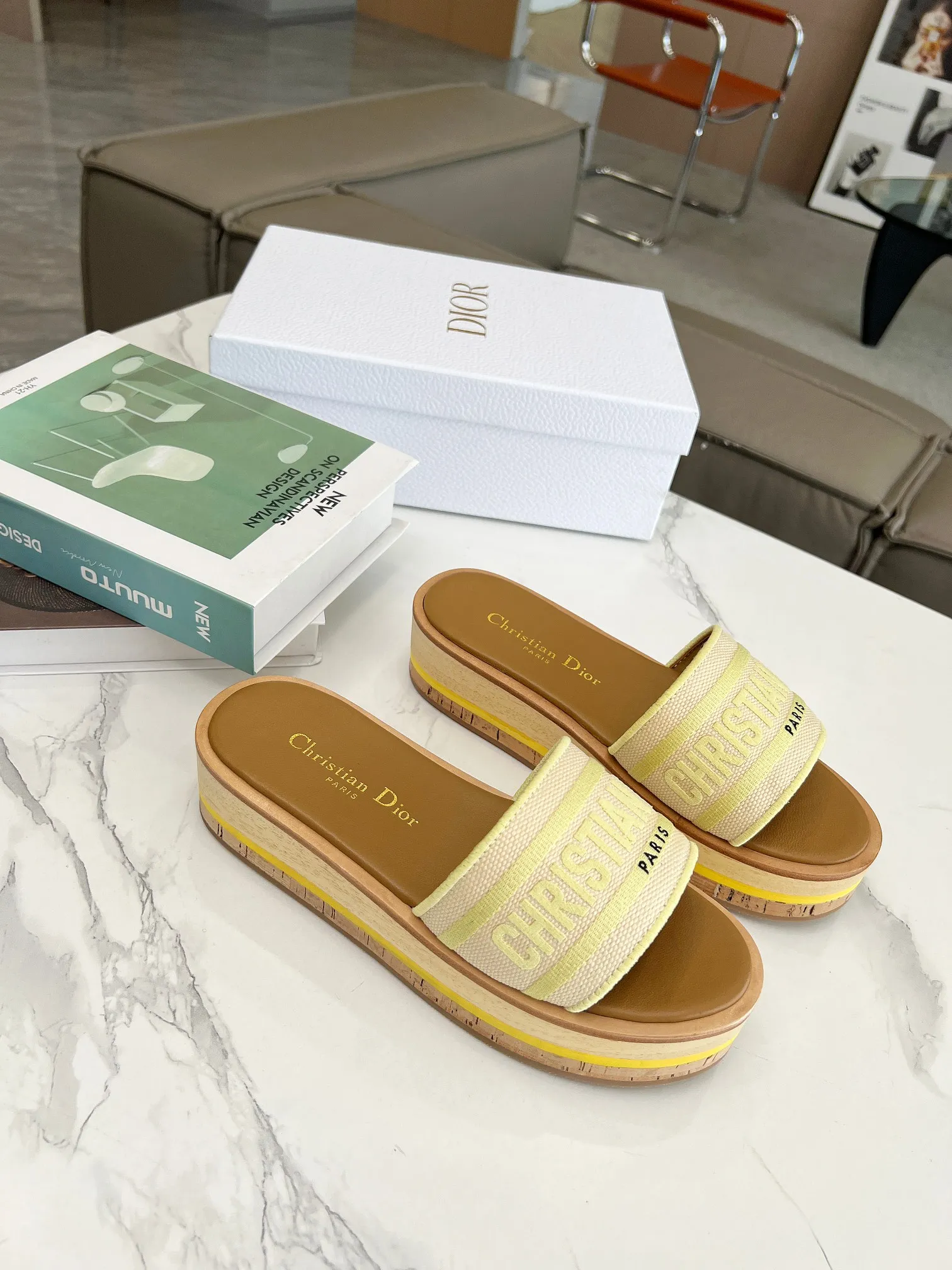 👟👟Ex-factory price 420👟👟 Dior's new spring and summer IVIETA DWAY jelly-colored flat-soled one-slip women's shoes with CD letter logo three-dimensional embroidery thick-soled round-toe open-toe slippers. The original version is developed to be the top version on the market. It feels soft and delicate on the feet and is extremely comfortable. Material: Upper imported raffia electric embroidery high-temperature water-soluble cotton technical fabric + water-dyed cowhide foot pad lining + original consistent combination outsole Outsole: original outsole Size: 35-42 (40.41.42 custom-made, non-refundable and non-exchangeable)